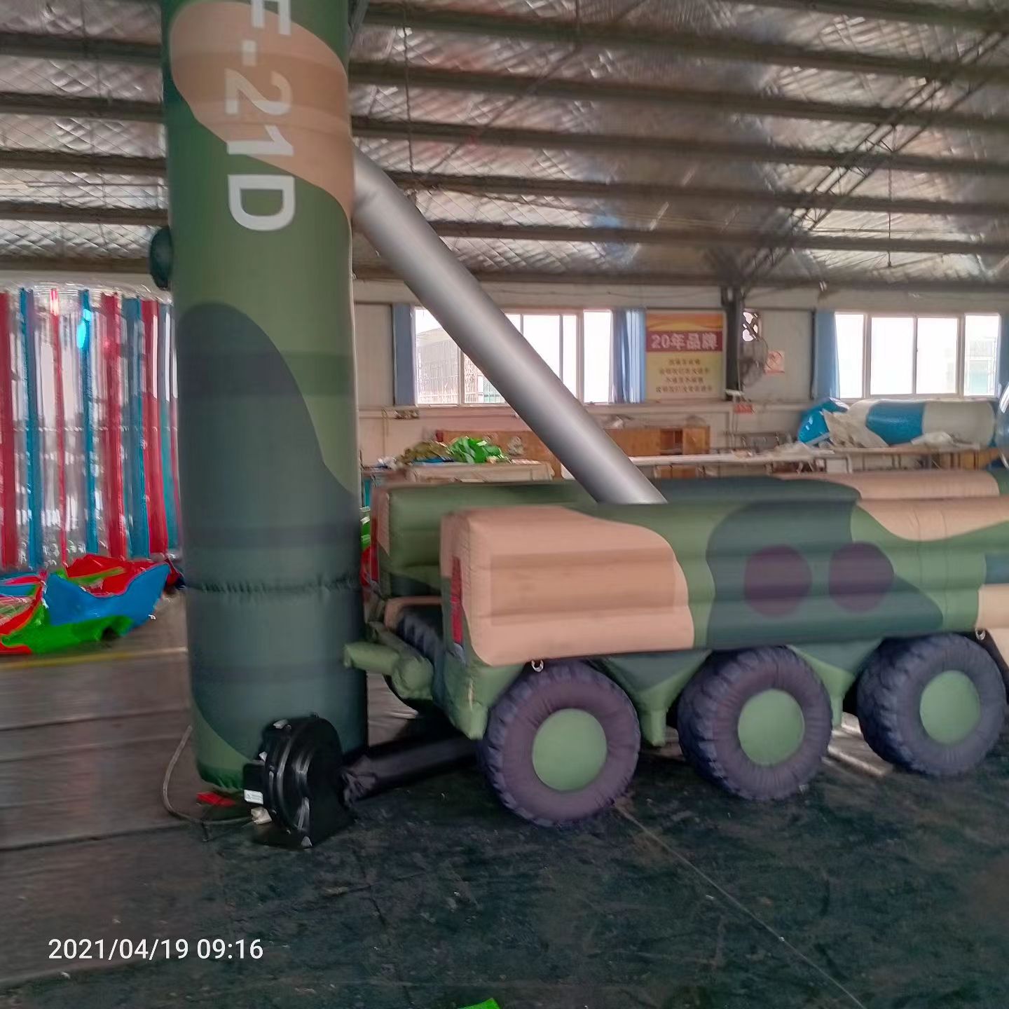 房县军事演习中的充气目标车辆：模拟发射车雷达车坦克飞机